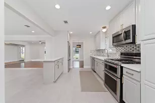 10206 Oak Point Dr, Houston, TX 77043 - Photo 13