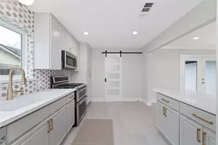 10206 Oak Point Dr, Houston, TX 77043 - Photo 11