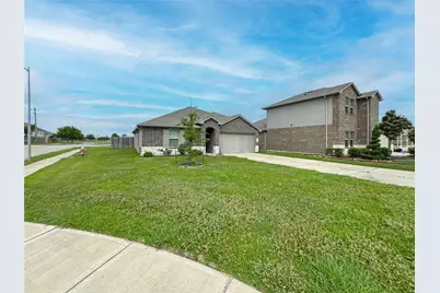 8203 Tamarind Lane, Baytown, TX 77521 - Photo 3