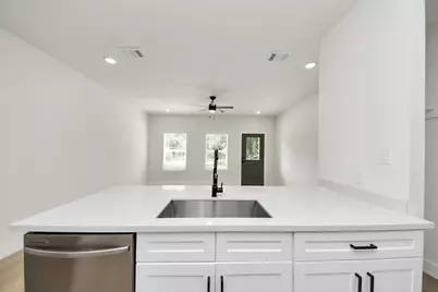 1314 W Willis Street #B, Alvin, TX 77511 - Photo 9