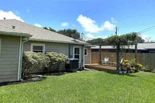126 Dolphin, Galveston, TX 77550 - Photo 17