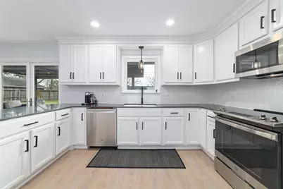 6435 Woodbrook Lane, Houston, TX 77008 - Photo 9