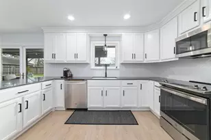 6435 Woodbrook Ln, Houston, TX 77008 - Photo 9