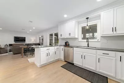 6435 Woodbrook Lane, Houston, TX 77008 - Photo 11