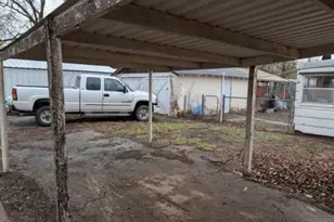 201 S Park Ave, Iowa Park, TX 76367 - Photo 3