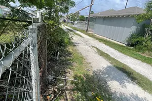 4618 Ave Q 1/2, Galveston, TX 77551 - Photo 3