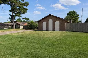 1747 Burning Tree Rd, Houston, TX 77339 - Photo 3