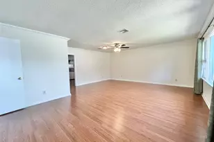 8009 Dellanera Dr, Hitchcock, TX 77563 - Photo 11