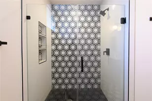 105 E 14th St, Houston, TX 77008 - Photo 17