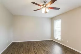 302 Dunford Ct, Highlands, TX 77562 - Photo 9
