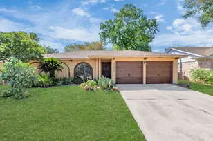 13627 Greenridge Dr, Sugar Land, TX 77498 - Photo 3