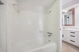 15711 Brook Forest Dr, Houston, TX 77059 - Photo 17