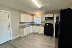 308 Bennett, West Columbia, TX 77486 - Photo 3