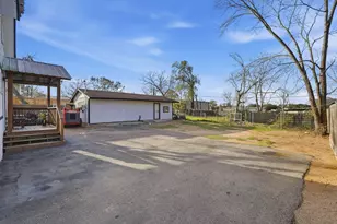 308 E Phillips St, Conroe, TX 77301 - Photo 27