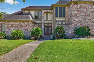 14819 Alderwick Dr, Sugar Land, TX 77498 - Photo 9