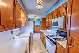 1092 S Holland St, Bellville, TX 77418 - Photo 3