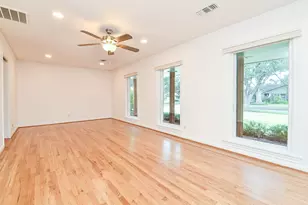 5127 Hummingbird St, Houston, TX 77035 - Photo 5
