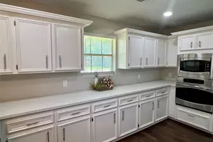 2402 Heather St, Highlands, TX 77562 - Photo 9