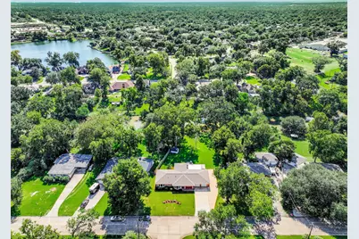 111 Southern Oaks Drive, Lake Jackson, TX 77566 - Photo 5