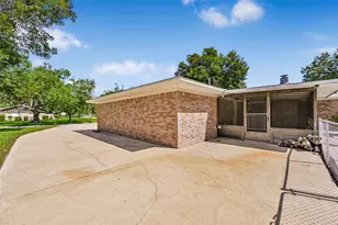 111 Southern Oaks Dr, Lake Jackson, TX 77566 - Photo 3