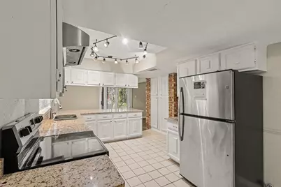 62 W Timberspire Court, The Woodlands, TX 77380 - Photo 9