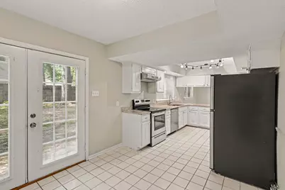 62 W Timberspire Court, The Woodlands, TX 77380 - Photo 11