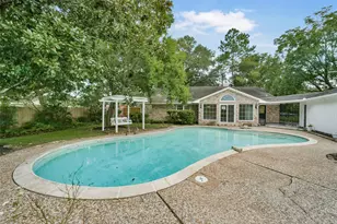 110 Ridgemont Dr, Alvin, TX 77511 - Photo 1