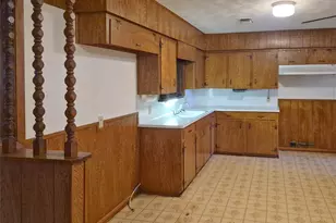 613 Southside Dr, Angleton, TX 77515 - Photo 5