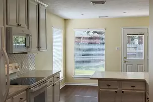 27 N Queenscliff Cir, The Woodlands, TX 77382 - Photo 13