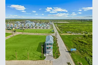 723 Seaside Dr, Crystal Beach, TX 77650 - Photo 3