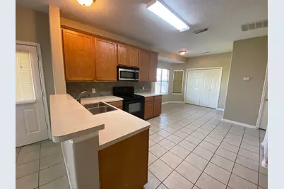 907 Christopher, Baytown, TX 77521 - Photo 5