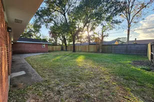 2304 Belvedere Dr, Baytown, TX 77520 - Photo 9