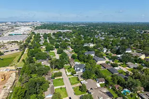 9602 Long Branch Ln, Houston, TX 77055 - Photo 17