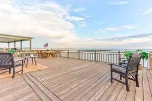 423 Hana Dr, Tiki Island, TX 77554 - Photo 1