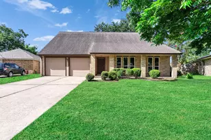 423 Forest Hills Dr, League City, TX 77573 - Photo 1