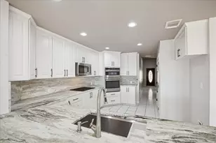 12810 Pelican Island Dr, Willis, TX 77318 - Photo 11