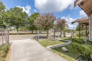 908 Northwood St, Houston, TX 77009 - Photo 9