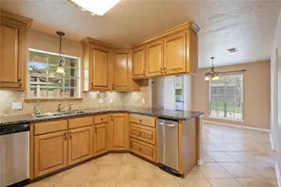 1604 S Hill St, Alvin, TX 77511 - Photo 11