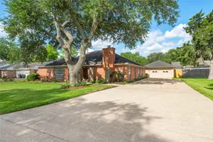 1604 S Hill St, Alvin, TX 77511 - Photo 1