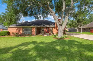 1604 S Hill St, Alvin, TX 77511 - Photo 3
