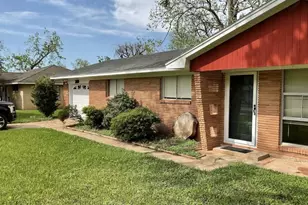 210 Southern Oaks Dr, Lake Jackson, TX 77566 - Photo 1