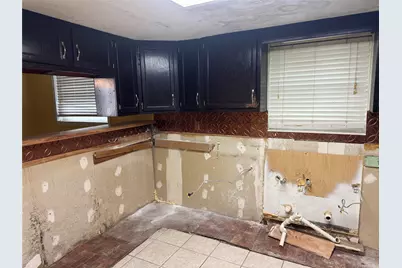 619 N Avenue C, Freeport, TX 77541 - Photo 5