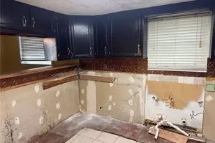 619 N Avenue C, Freeport, TX 77541 - Photo 5