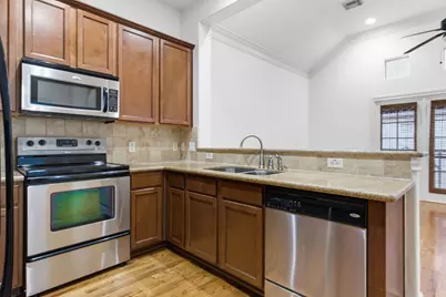 1303 Sherwood Point Lane, Houston, TX 77043 - Photo 11