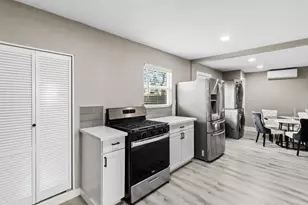 5914 Southcrest St St, Houston, TX 77033 - Photo 9