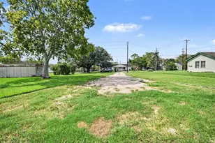 318 N Columbia St, Angleton, TX 77515 - Photo 27