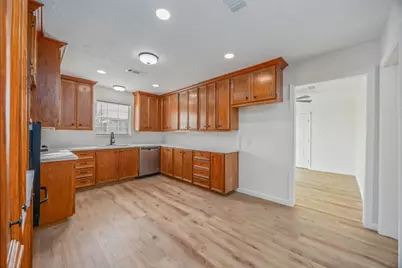 5942 Ridgeway Drive, Houston, TX 77033 - Photo 11