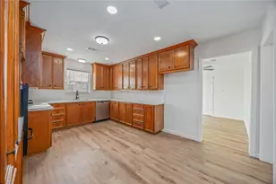 5942 Ridgeway Dr, Houston, TX 77033 - Photo 11