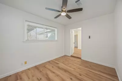 5942 Ridgeway Drive, Houston, TX 77033 - Photo 13