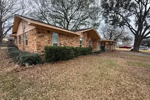 1418 NE 7th St, Smithville, TX 78957 - Photo 5